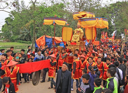 Sau khi hoàn tất các nghi lễ tại đền Sái vua và chúa cùng các quan trong triều được rước về đình làng với quãng đường 1 cây số trong vòng 3h đồng hồ 