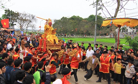 Trong khi rước thỉnh thoảng đám trai tráng khênh kiệu chúa lại hô vang rồi chạy để dẹp đường bảo vệ cho vua