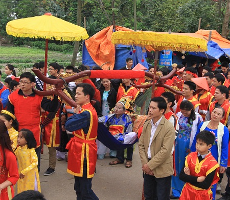 Các quan trong “Tứ trụ triều đình” ngồi võng cho lính rước đi hộ tống vua