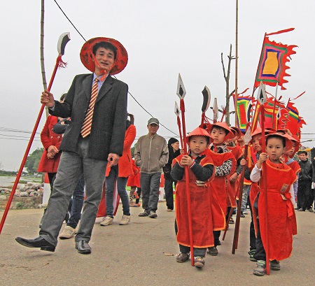 Các em nhỏ cũng được tham gia đóng vai quân lính trong ngày hội