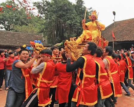 Kiệu vua và chúa do hàng chục trai làng khỏe mạnh đảm nhiệm việc rước