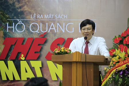 Nhà báo Hồ Quang Lợi trong buổi ra mắt sách Thế sự và mắt nhìn.