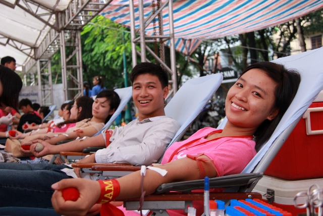 Sinh viên tham gia hiến máu nhân đạo.
