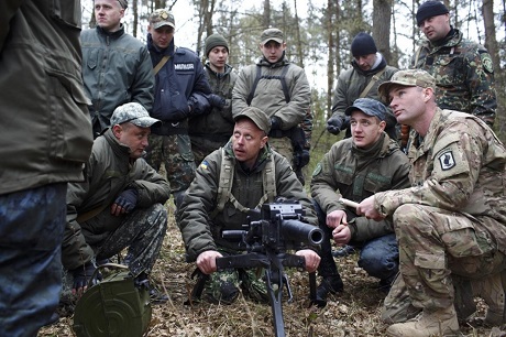 Một lính Mỹ đang hướng dẫn các binh lính Ukraine. (Ảnh: