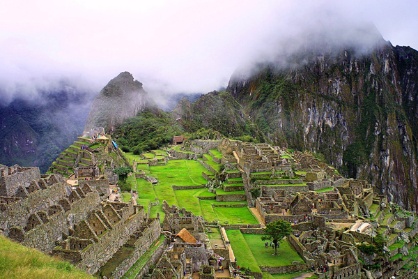 Machu Picchu là khu tàn tích Inca thời tiền Columbo ở độ cao 2.430 m trên một quả núi có chóp nhọn ở Peru. Danh thắng này được khen ngợi về kiến trúc rộng lớn, ấn tượng và khiến du khách có cảm giác như du hành vượt thời gian.