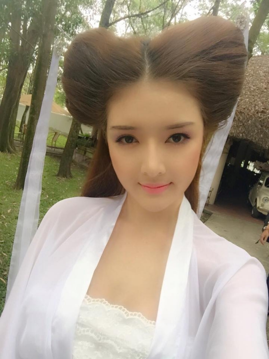 Thời gian qua, nhân vật Tiểu Long nữ trong bộ phim Thần điêu đại hiệp 2014 thu hút nhiều sự chú ý với ngoại hình khác lạ, đặc biệt là hai búi tóc cao.