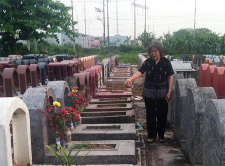 Bà Đức chỉ vào ngôi mộ của gia đình bà bị kẻ xấu đập phá bát hương