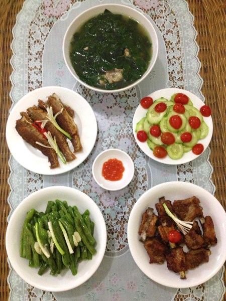 Bo thuc don voi 100 bua com he cua ba me hai con dam dang