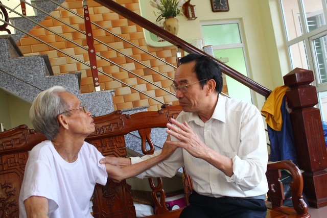 Ông Vũ Hồng Thái (bên phải), Chủ tịch Hội truyền thống Trường Sơn đường mòn Hồ Chí Minh sau khi nghe tin, đến động viên gia đình. Ảnh: P.Bình Ông Vũ Hồng Thái (bên phải), Chủ tịch Hội truyền thống Trường Sơn đường mòn Hồ Chí Minh sau khi nghe tin, đến động viên gia đình. Ảnh: P.Bình