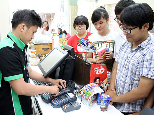 Khách mua hàng thanh toán qua thẻ tại Family Mart trên đường Lê Quý Đôn, quận 3, TP HCM.
(Ảnh chỉ có tính minh họa) Ảnh: HOÀNG TRIỀU Khách mua hàng thanh toán qua thẻ tại Family Mart trên đường Lê Quý Đôn, quận 3, TP HCM.
(Ảnh chỉ có tính minh họa) Ảnh: HOÀNG TRIỀU