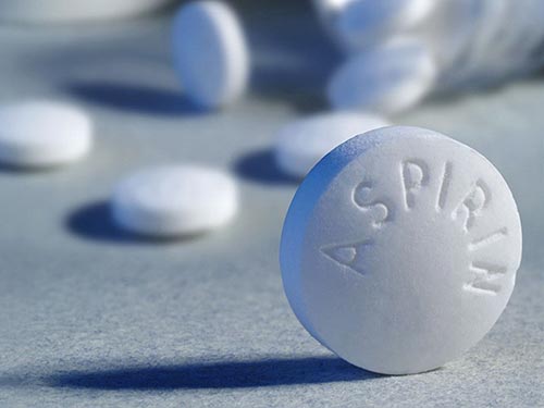 Việc dùng aspirin nên được cân nhắc do có nguy cơ gây xuất huyết dạ dày. (Ảnh The Telegraph)