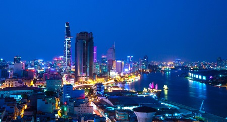 2 - TP. Hồ Chí Minh đổi thay mạnh mẽ với các công trình kiến trúc hiện đại, mang tầm thế kỷ bên sông Sài Gòn.