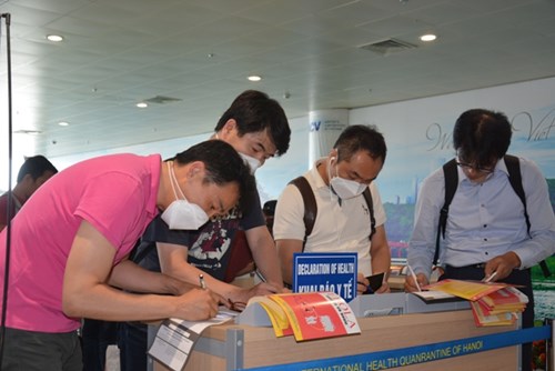 Hành khách kê khai tờ khai y tế tại sân bay Nội Bài