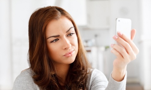 Ba lần bắt gặp vợ nhắn tin tình cảm với người khác