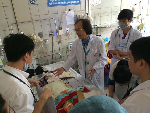 Các bác sĩ hội chẩn một ca viêm phổi nặng phải thở máy. Ảnh: H.Hải