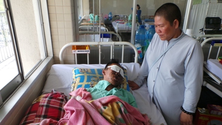 Người mẹ đã quy y cửa Phật đau đớn nhìn con trên giường bệnh
