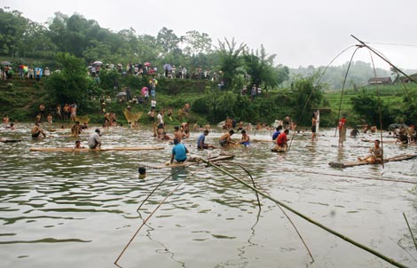 Kỳ thú lễ hội đánh cá của người Mường ở Hòa Bình