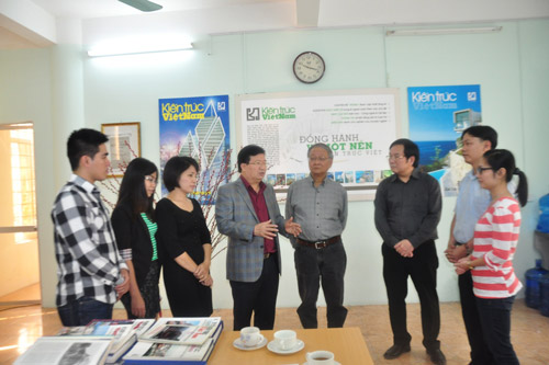  Ban biên tập Tạp chí KTVN tiếp Bộ trưởng Bộ Xây dựng Trịnh Đình Dũng.