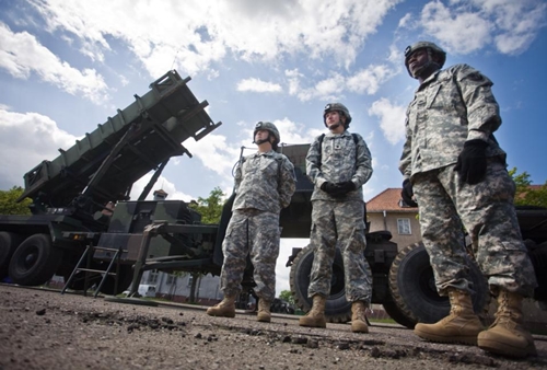 US soldiers on May 26, 2010 in front of a Patriot missile battery at an army base in the northern Polish town of Morag (AFP Photo/Wojtek Radwanski)