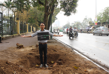 Chàng trai “hóa thân” thành cây xanh vì tiếc nuối cây bị chặt