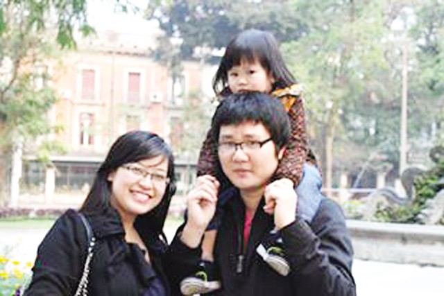 Minh Hương của thời điểm hiện tại bên chồng và con gái (ảnh nhân vật cung cấp).