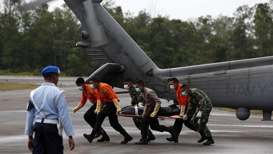 Một thi thể được trực thăng của hải quân Mỹ đưa từ tàu USS Sampson về Pangkalan Bun - Indonesia. Ảnh: REUTERS