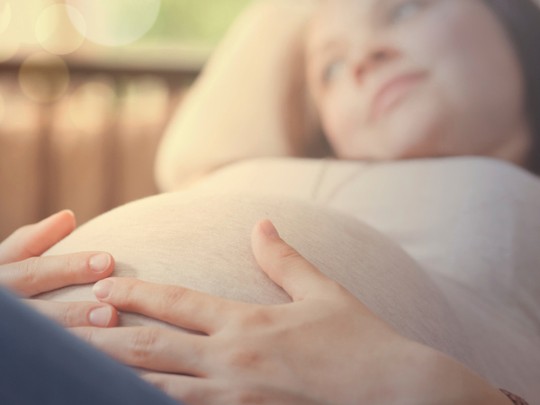 Bà bầu không nên nằm ngửa quá nhiều