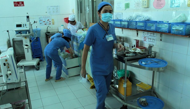 Các bác sĩ, điều dưỡng tại khoa Hồi sức tích cực chống độc viện nhi Cần Thơ chuẩn bị cấp cứu người bệnh.