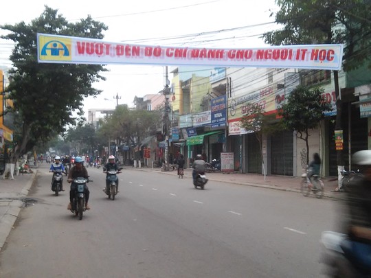 Băng rôn khẩu hiệu phản cảm được treo tại khu vực ngã tư Mai Xuân Thưởng - Nguyễn Tất Thành (ảnh đăng trên báo) đã được tháo xuống từ tối hôm qua ngay sau khi Người Lao Động Online đăng.