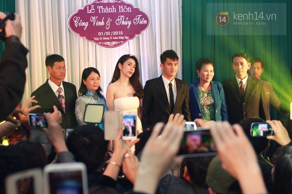 Công Vinh nắm chặt tay Thủy Tiên trong đám cưới đầu tiên của năm 2015 1