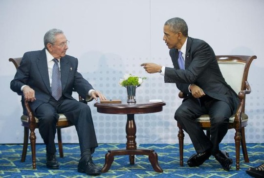 Tổng thống Mỹ Barack Obama và Chủ tịch Cuba ông Raul Castro trong cuộc hội đàm lịch sử. Ảnh: AP