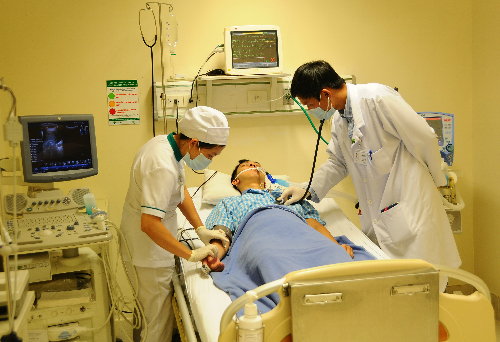 Trong khi mọi người quây quần bên mâm cơm gia đình, các y bác sĩ tất bật với những ca cấp cứu dịp Tết. Ảnh: H.M