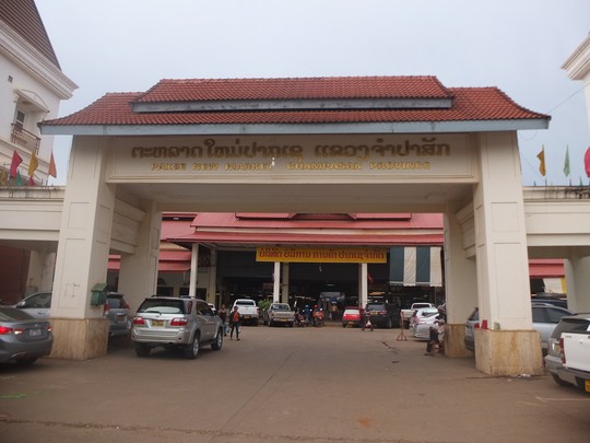 Mặt tiền chợ trông có vẻ không sầm uất nhưng vào bên trong sẽ choáng ngợp với đủ loại hàng hóa