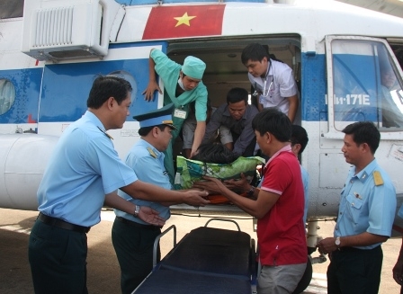 Bệnh nhân được chuyển từ đảo Phú Quốc về đất liền (ảnh: Đình Thảo)