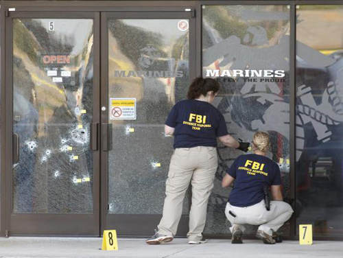 Các đặc vụ FBI khám xét hiện trường đầu tiên của vụ nã súng ở thành phố Chattanooga, Tennessee
