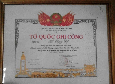 Bằng tổ quốc ghi công liệt sĩ Hồ Công Đệ.