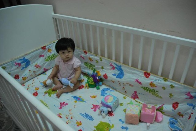 Hãy bỏ hết thú nhồi bông, vật liệu đồ chơi nhựa, túi nilon, chăn, vải, drap… ra khỏi giường cũi để tránh trẻ bị nghẹt thở (Ảnh manh tính minh hoạ).