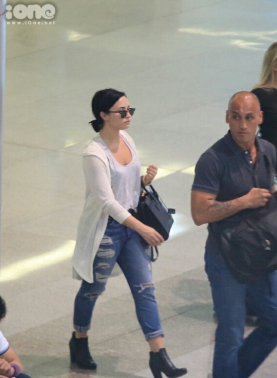 Đúng 17h30, Demi Lovato xuất hiện tại sân bay Tân Sân Nhất trong tiếng hò reo của người hâm mộ. Nữ ca sĩ diện trang phục khá giản dị, nhiều fans không nhận ra cô nàng vì ngoại hình