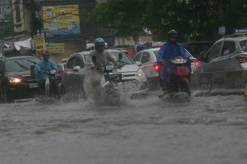 Nhiều tuyến phố ở thủ đô rơi vào tình trạng ngập nhẹ sau trận mưa kéo dài. Ảnh: Nguyễn Hoa.