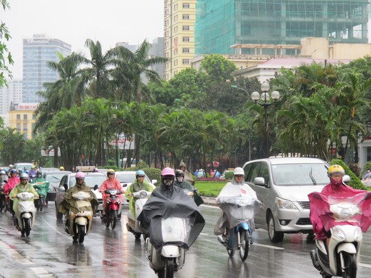 Không khí lạnh tăng cường, cộng với mưa trên diện rộng đã khiến cả miền Bắc chìm trong giá buốt. Ảnh: Văn Duẩn