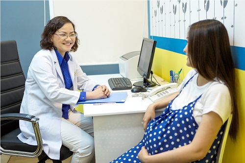 Bác sĩ Thanh Loan đang tư vấn cho một trường hợp phụ nữ mang thai. Bác sĩ cho biết: môi trường âm đạo của phu nữ mang thai hơi axit. Một khi môi trường này thay đổi thì thai phụ rất dễ bị nhiễm nấm, có cảm giác ngứa rát vùng âm hộ, âm đạo.