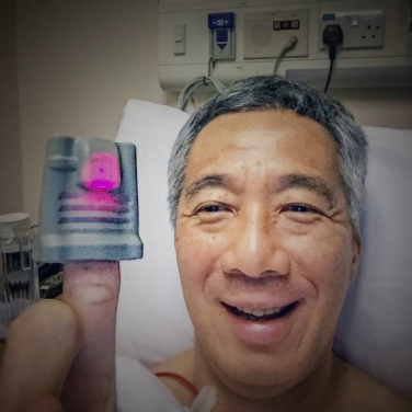 Thủ tướng Singapore Lý Hiển Long (Lee Hsien Loong), 63 tuổi, đăng tấm ảnh tự chụp trên giường bệnh lên mạng xã hội Facebook. Ảnh: AP