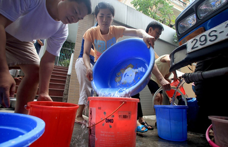 Nhu cầu nước sạch trên địa bàn Hà Nội ngày một tăng cao, nhất là vào dịp hè.