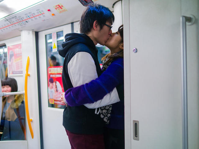 Hôn/Tàu điện ngầm/Thượng Hải: Hãy cùng theo dõi hình ảnh lãng mạn về cặp đôi hôn nhau tại nhà ga Tàu điện ngầm ở Thượng Hải, thành phố của tình yêu và niềm tin.
