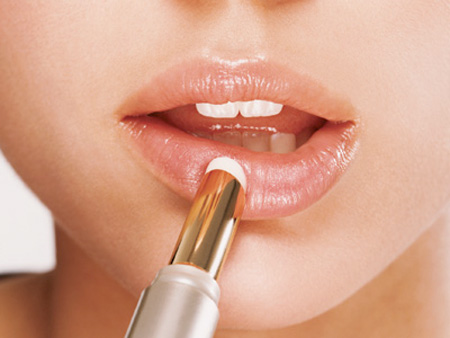 Sáp môi, son bóng làm tăng nguy cơ ung thư