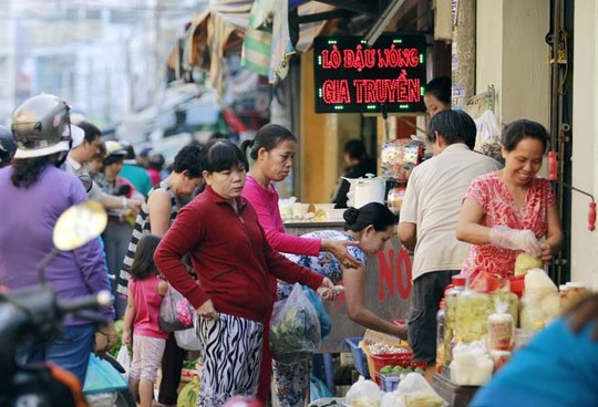 Mua sắm nhộn nhịp ở chợ Bắc Ninh, quận Thủ Đức vào sáng ngày 1-1-2015. Ảnh: Hoàng Triều