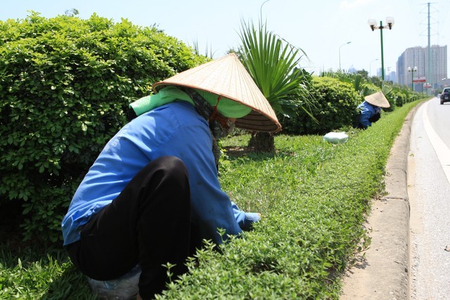 Những người thường xuyên lao động ngoài trời nắng cần có những trang phục chống nóng, uống đủ nước. Ảnh: Chí Cường