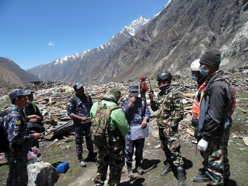 Quân đội Nepal tham gia tìm kiếm các nạn nhân sau trận tuyết lở ở làng Langtang tuần trước. Ảnh: Reuters