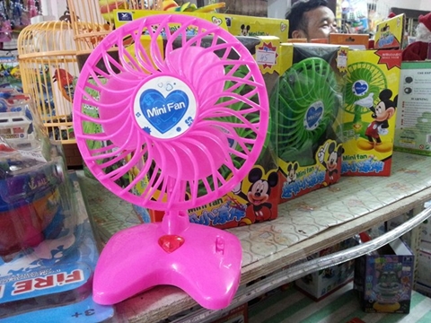 Quạt mini Trung Quốc: Khách thèm mua nhưng nghi ngại