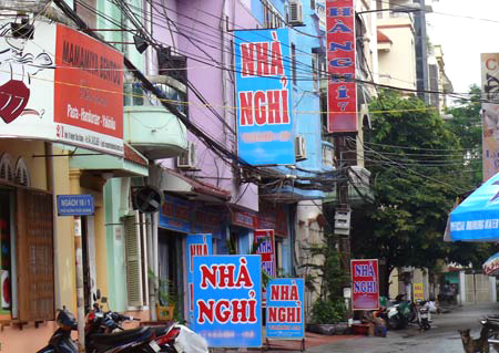 Phát hiện người phụ nữ vào nhà nghỉ "quan hệ ngoài luồng", Chu Xuân Hiếu đã đe dọa để tống tiền - Ảnh minh họa Phát hiện người phụ nữ vào nhà nghỉ quan hệ ngoài luồng, Chu Xuân Hiếu đã đe dọa để tống tiền - Ảnh minh họa